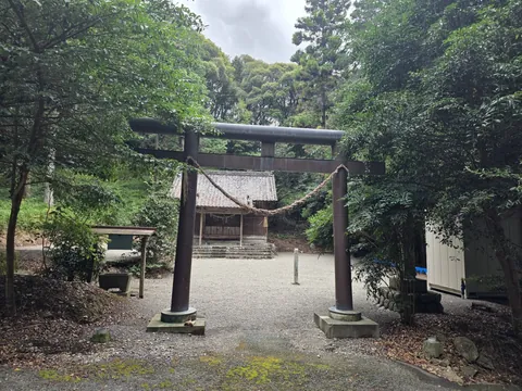 境内上段から見る鳥居と社殿。鳥居をくぐった先の広場に社殿が立つ。