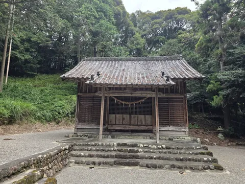 石段正面から見る社殿。正面に注連縄を張る。