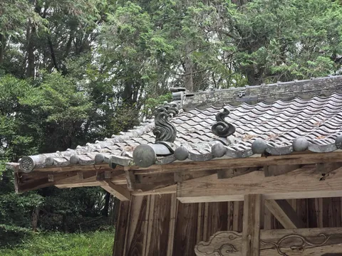 社殿屋根の近景。瓦葺の棟と鬼瓦を記録する。