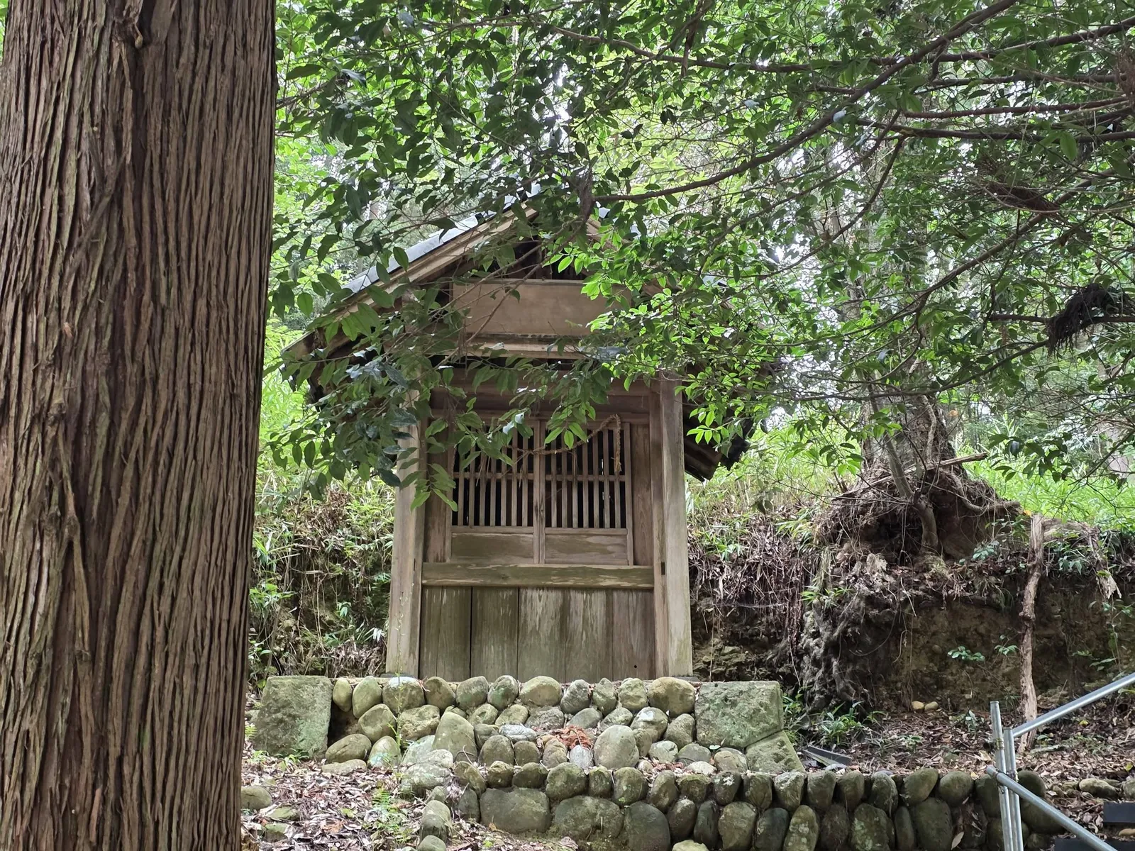 境内社の近景。覆屋の内側に小祠を納める。
