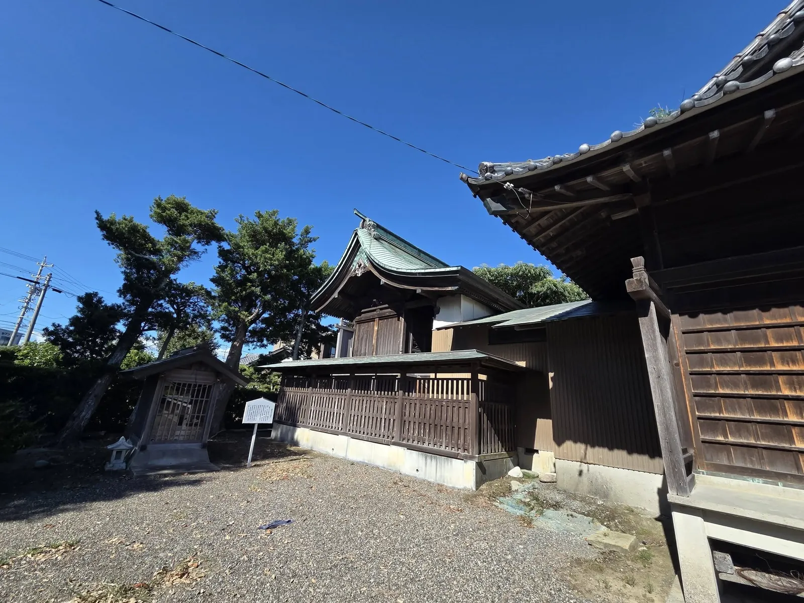 側方から見た社殿と境内の建物。