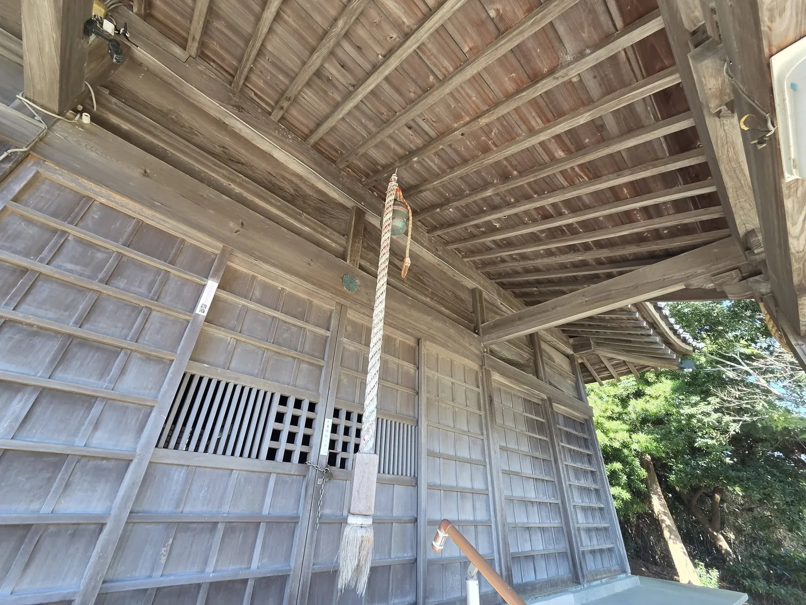 駒場神社の社殿向拝と鈴緒。