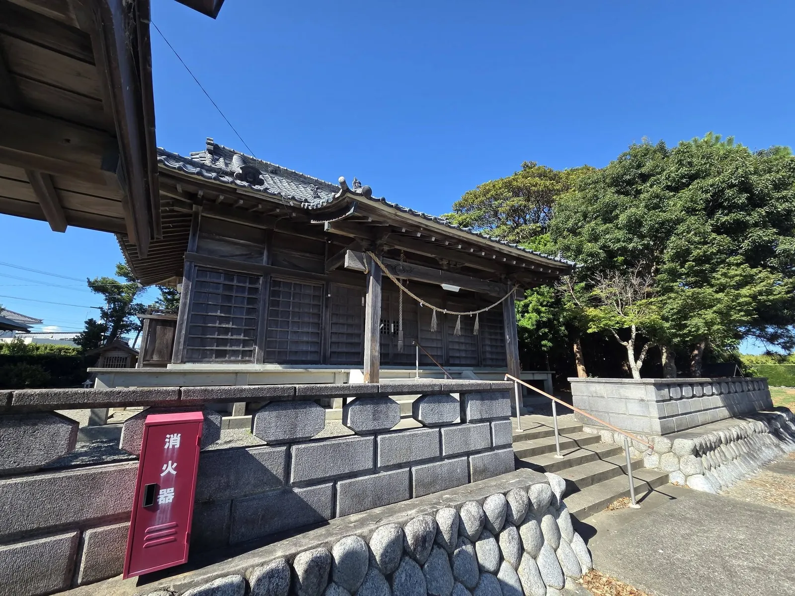 側方から見た駒場神社の社殿。