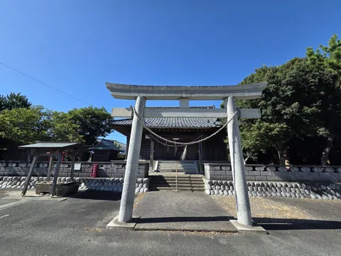 駒場神社：石造鳥居の正面から見た駒場神社の社殿。