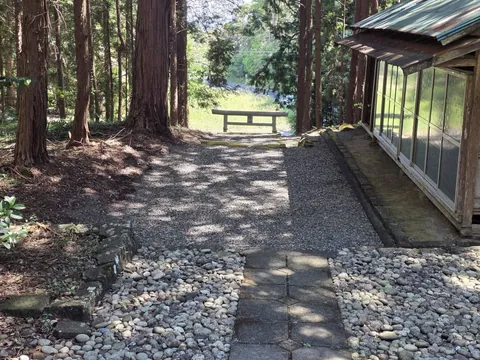 境内の建物と、その先に続く参道。
