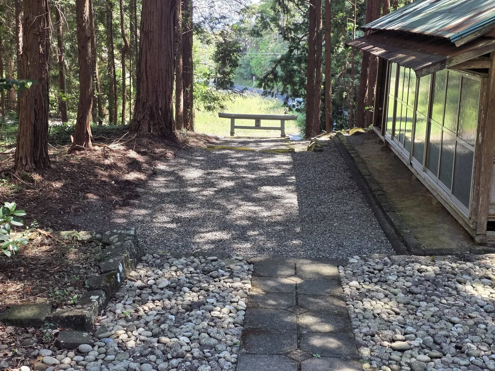 境内の建物と、その先に続く参道。