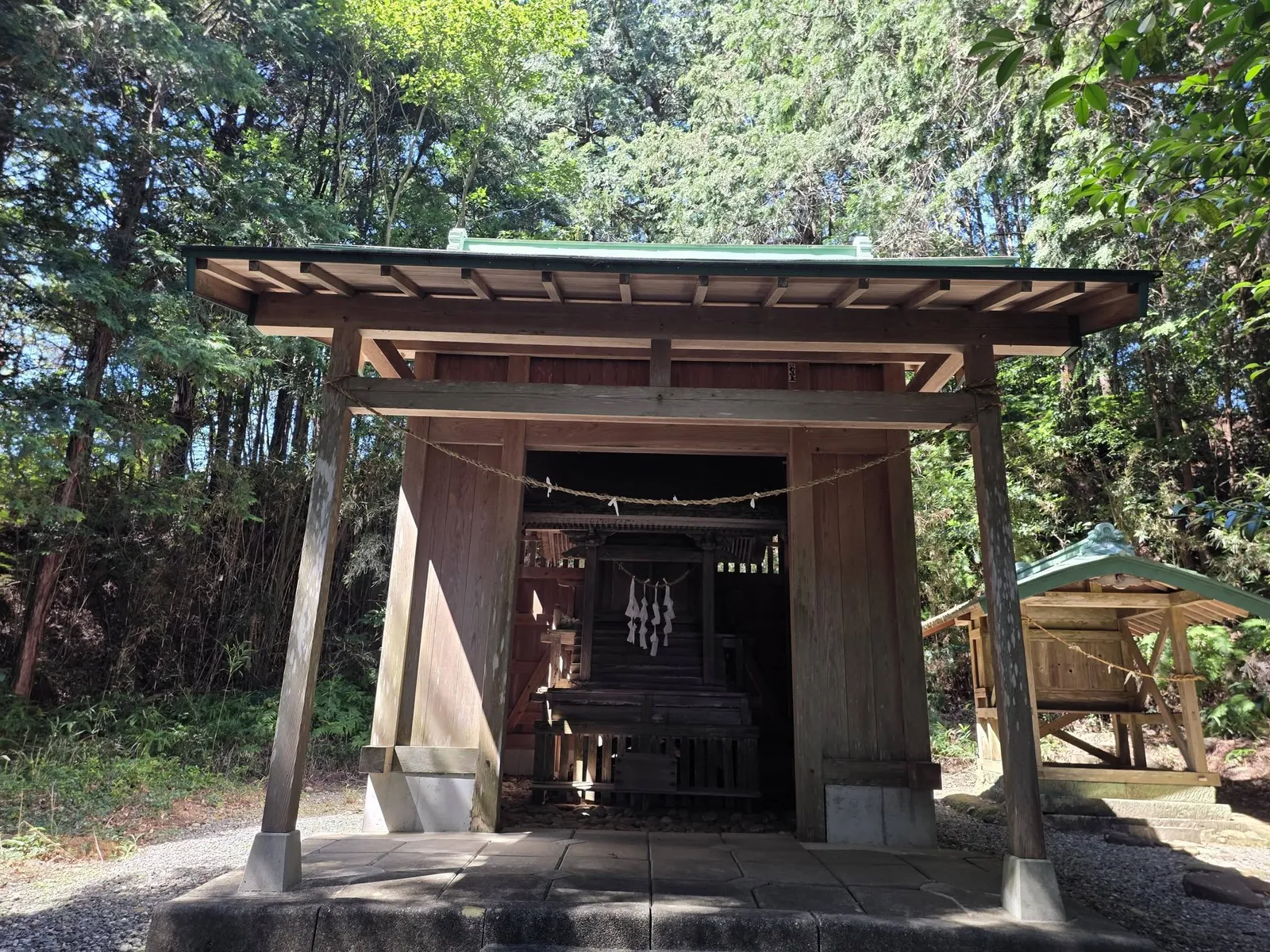 熊野神社の社殿正面。覆屋の内側に本殿を納める。