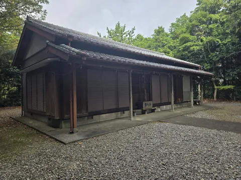 社殿を斜め前から見る。瓦葺の屋根と横長の建物構成が分かる。
