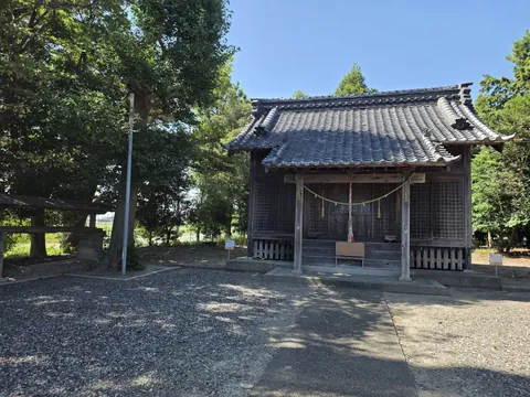 参道正面から見た熊野神社の社殿。