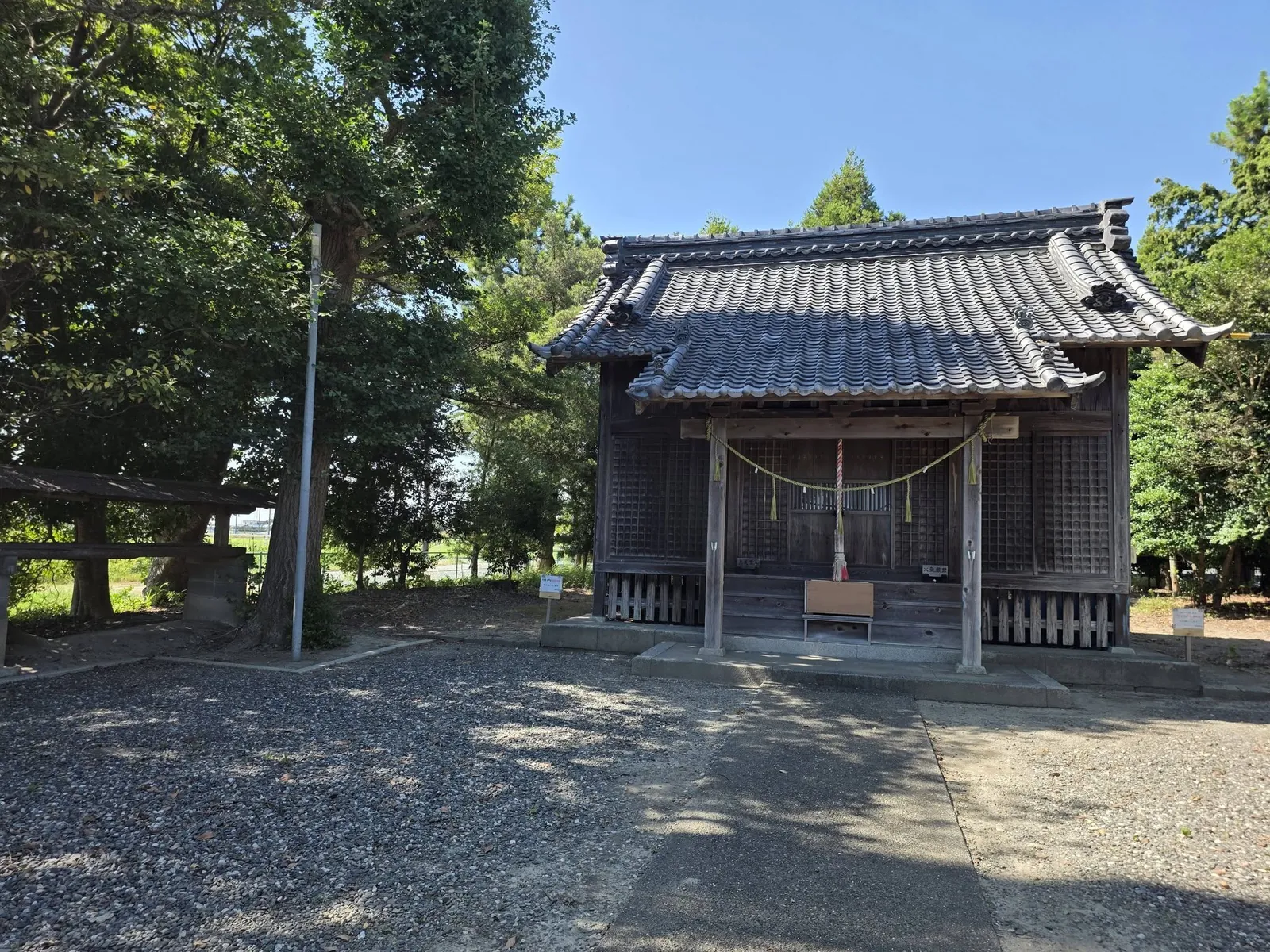 参道正面から見た熊野神社の社殿。