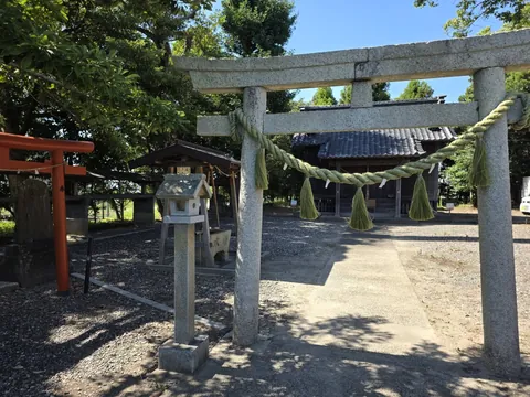 熊野神社：注連縄を掛けた石造鳥居から社殿を望む。