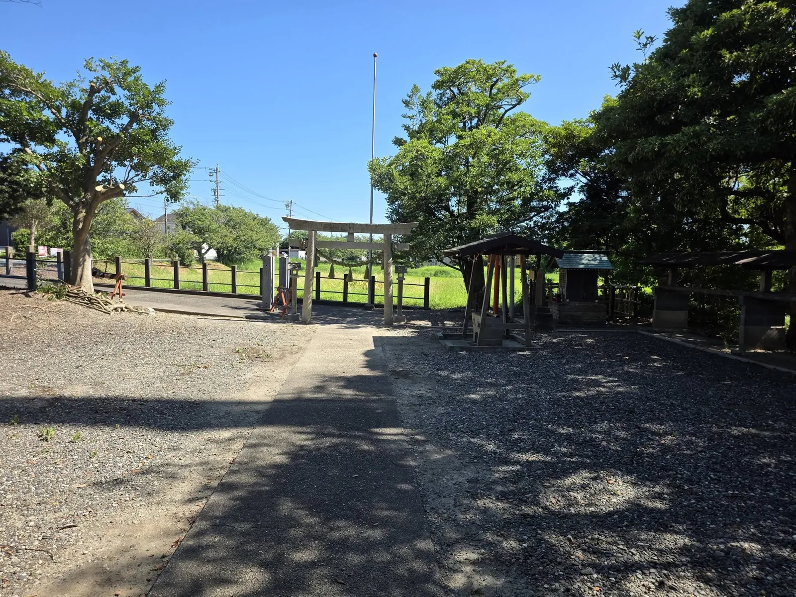 社殿側から鳥居へ向かう境内の参道。