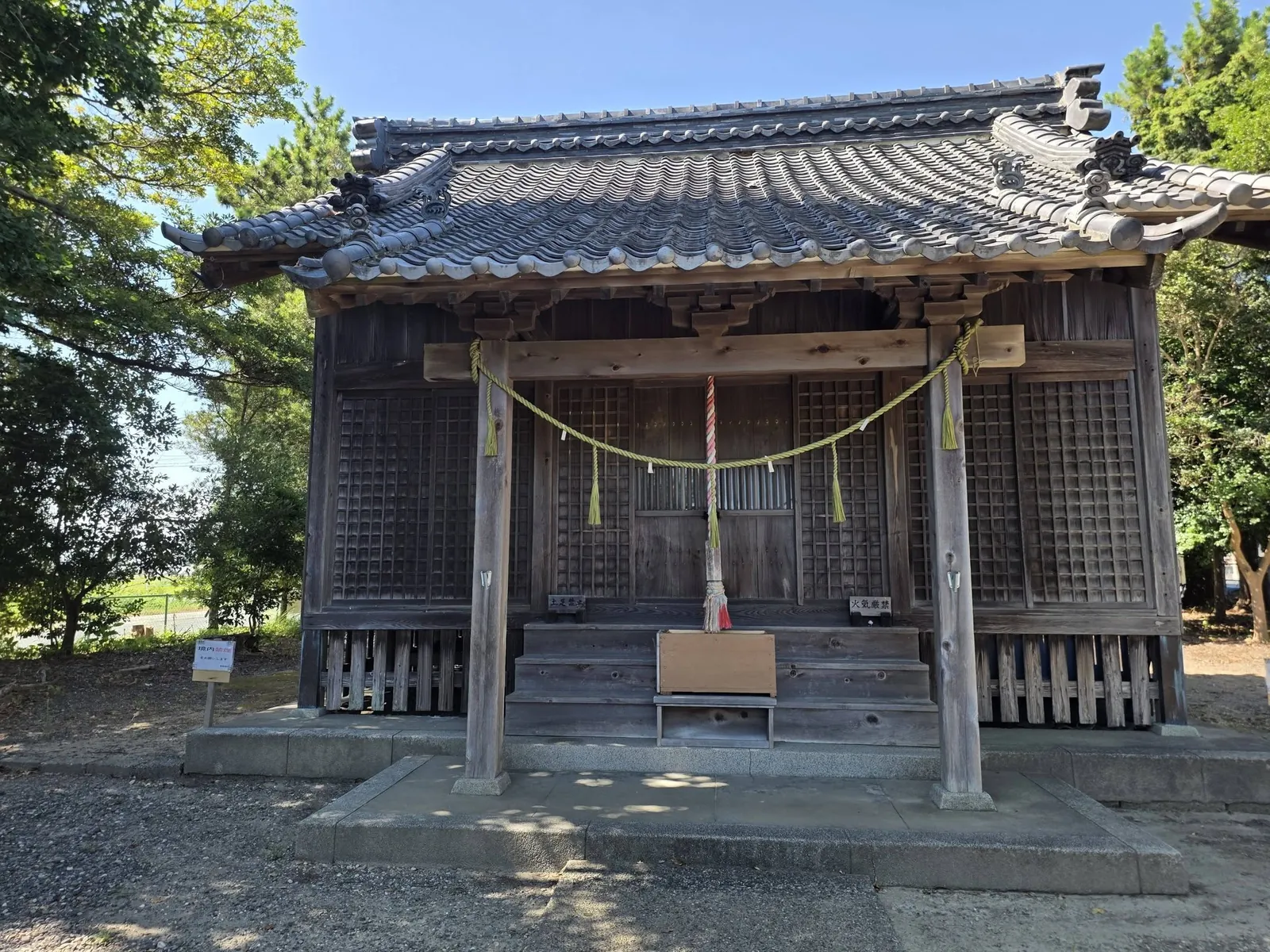 正面から見た熊野神社の社殿。