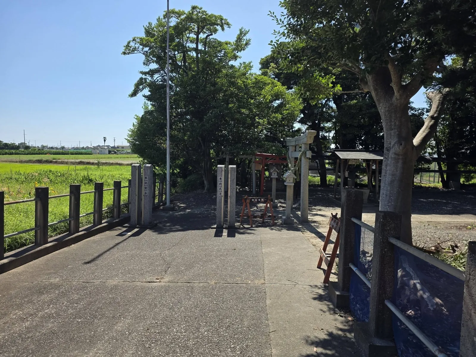道路側から熊野神社の境内へ続く参道。