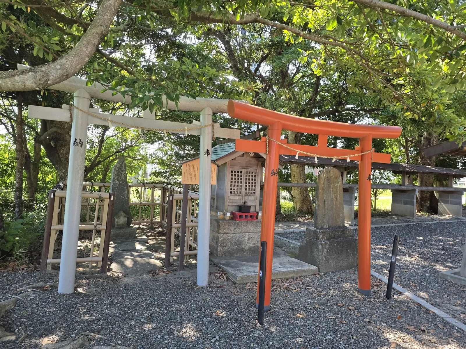 白と朱の鳥居が並ぶ境内社。