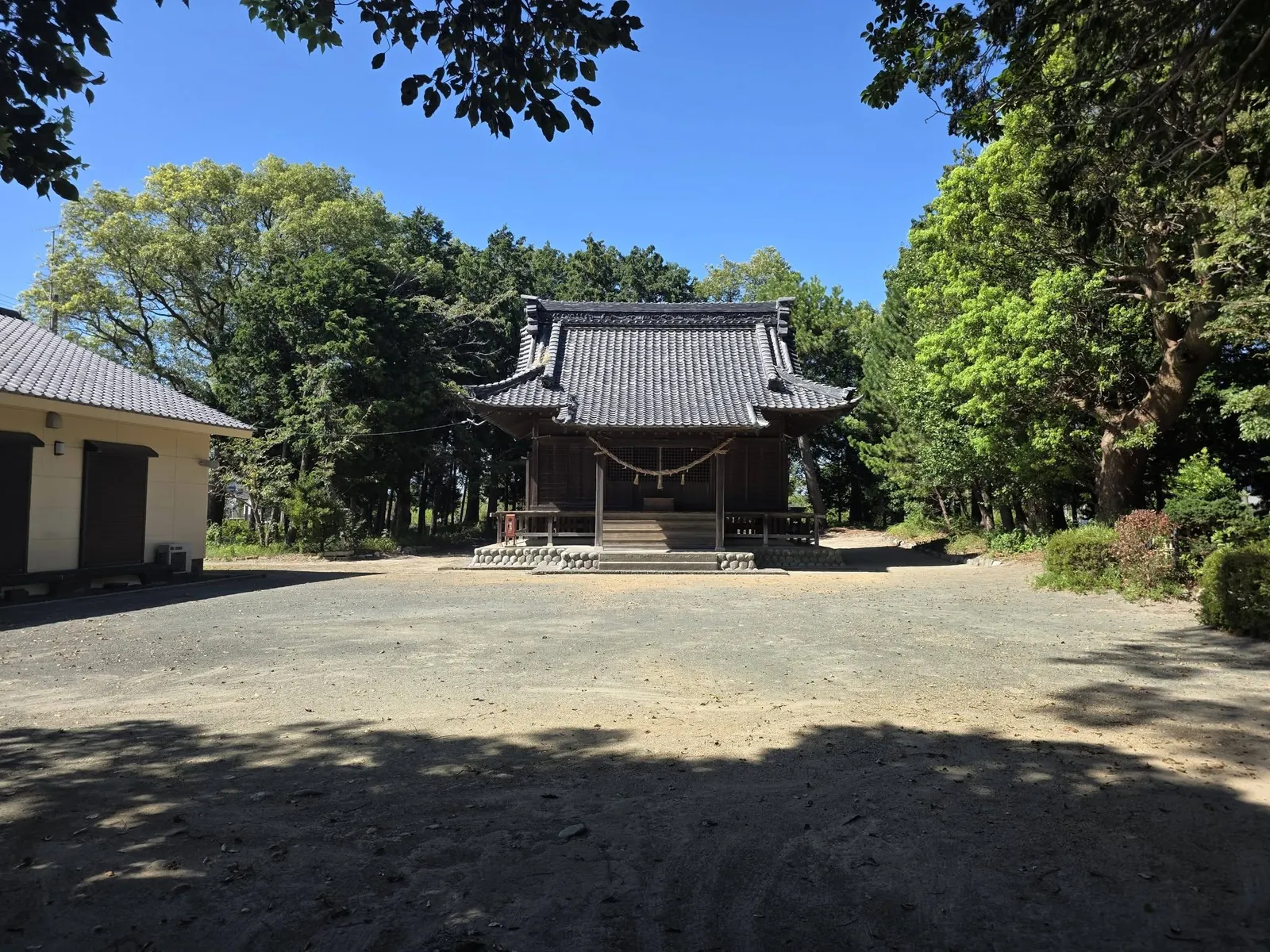 広い境内の正面に建つ松尾神社の社殿。