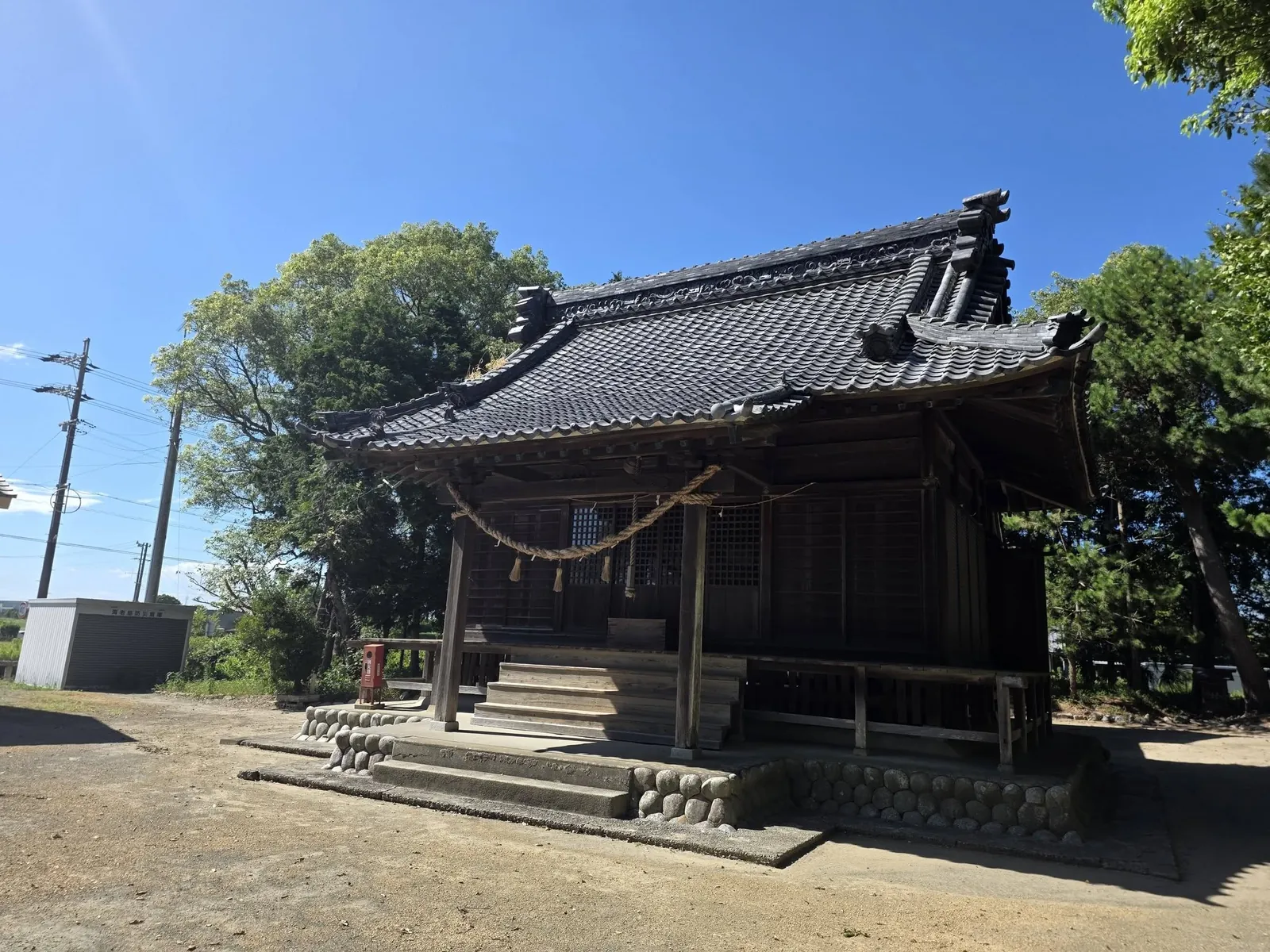 注連縄を掛けた松尾神社の社殿を斜め前方から望む。