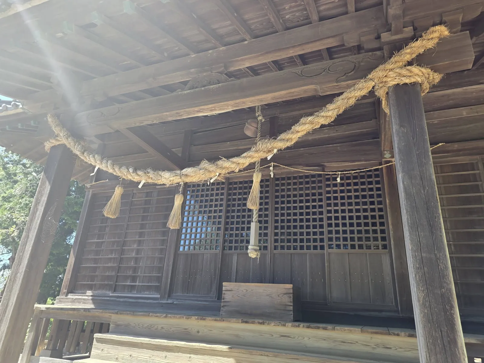 社殿正面に掛けられた注連縄と鈴。