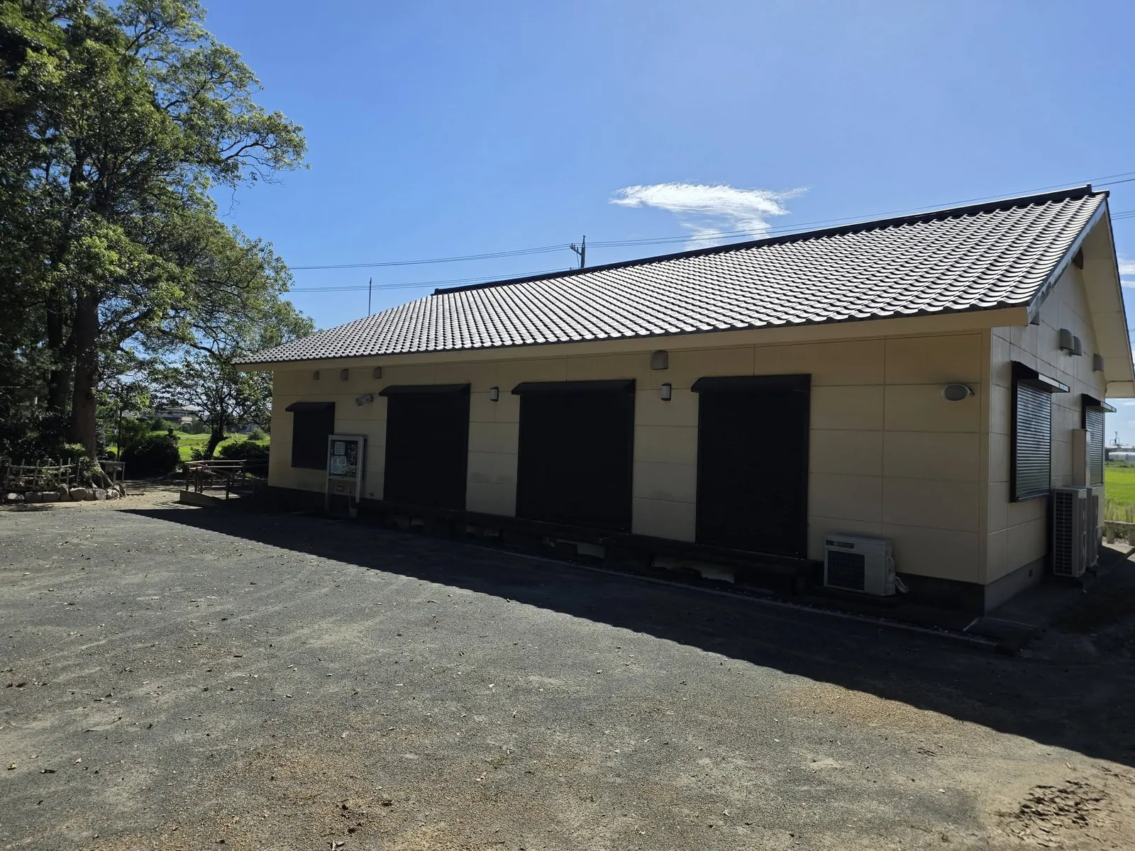 境内に建つ瓦葺きの建物。