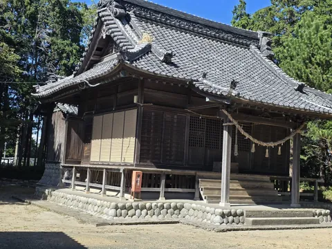 松尾神社：瓦葺きの屋根と注連縄を備えた松尾神社の社殿。
