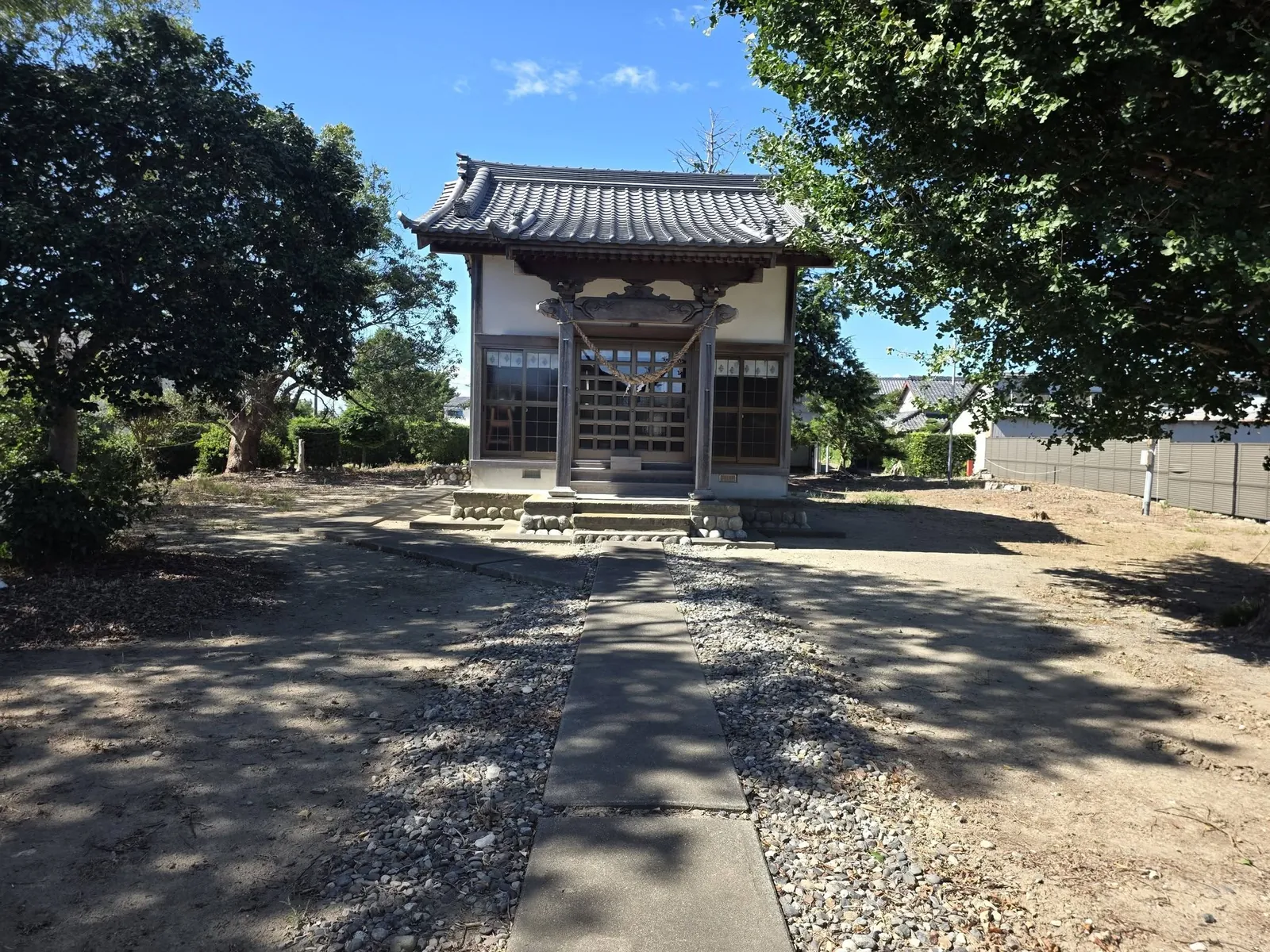 境内の木々に囲まれて建つ松尾神社の社殿。