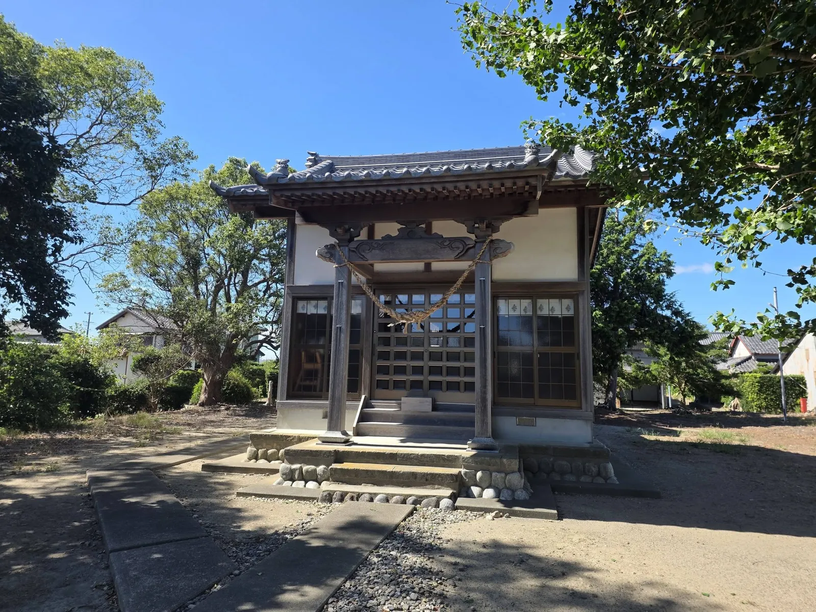 注連縄を掛けた松尾神社の社殿正面。
