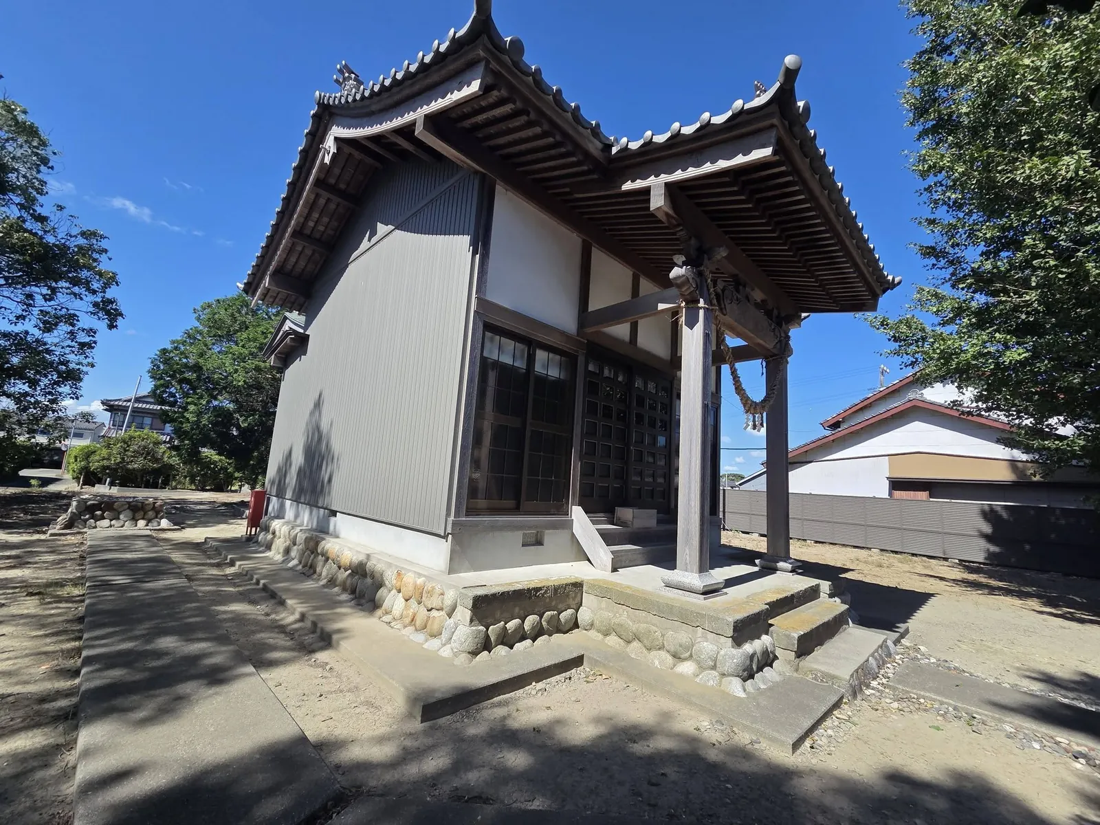 社殿を斜め前方から望む。