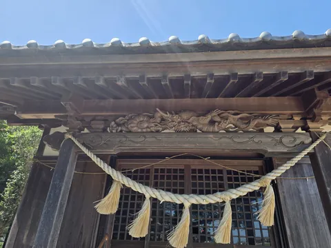 社殿の龍彫刻。