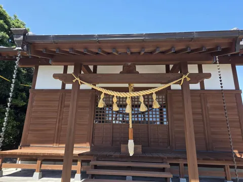 注連縄を掲げる社殿正面。