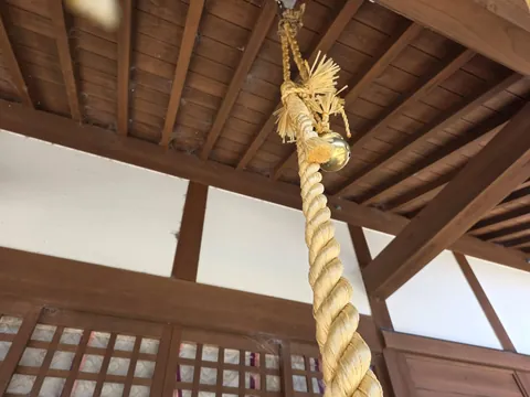 社殿の鈴と注連縄。