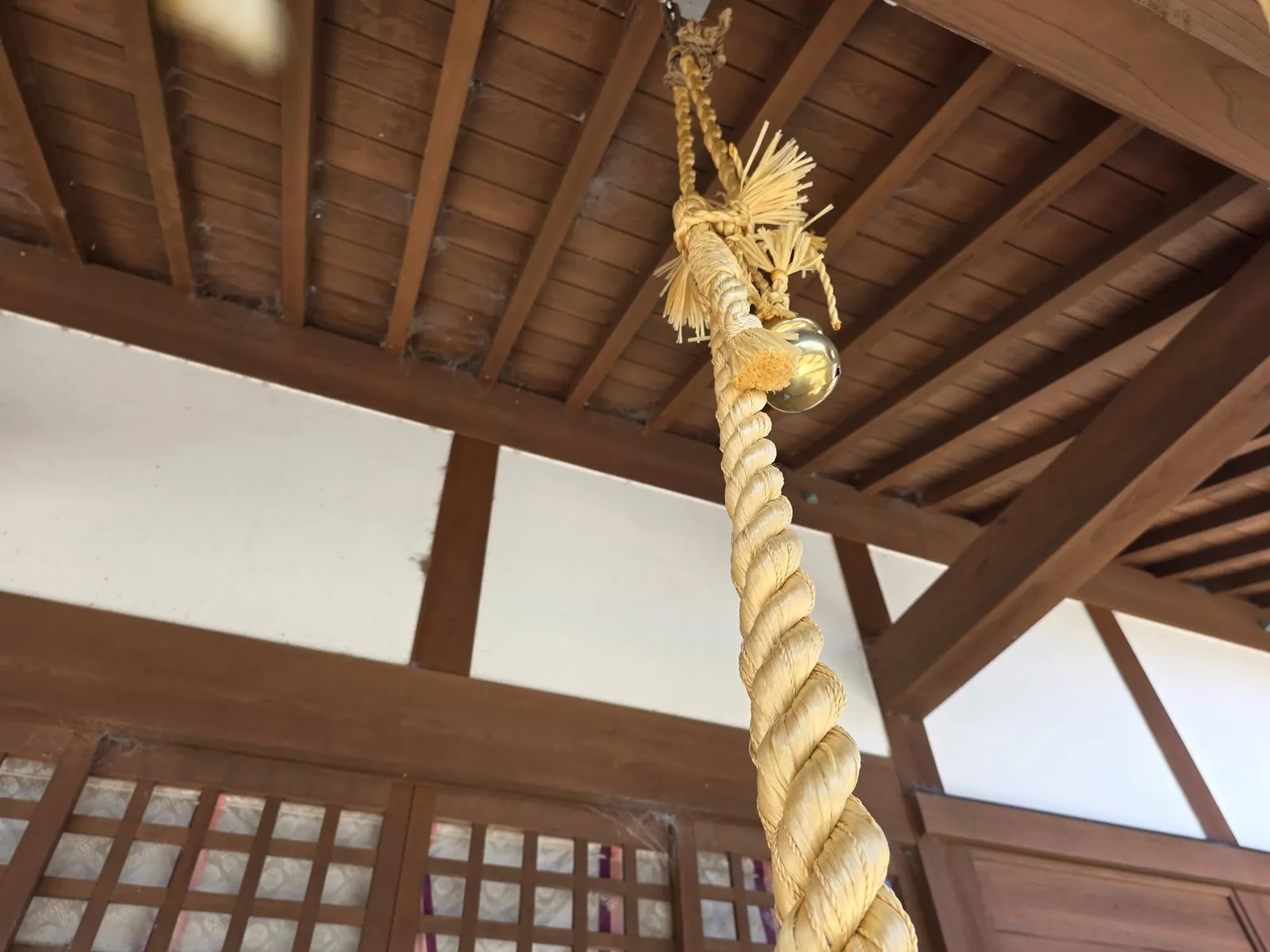 社殿の鈴と注連縄。