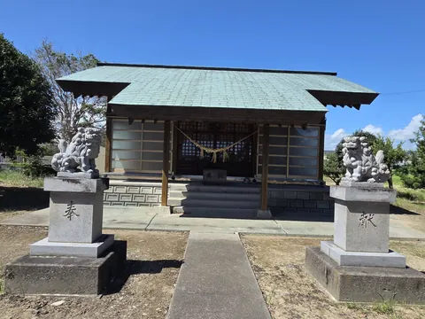 松尾神社：社殿正面と狛犬。