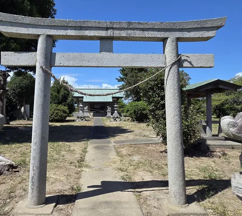 鳥居から望む境内。