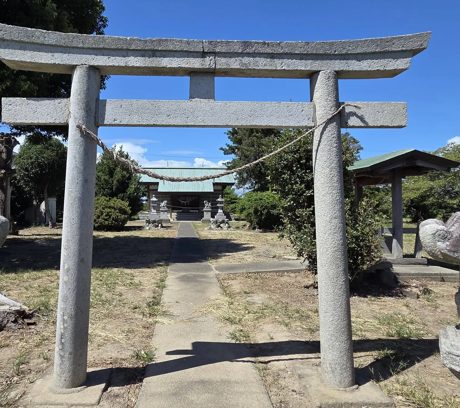 鳥居から望む境内。