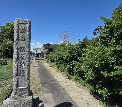 社号標と参道。