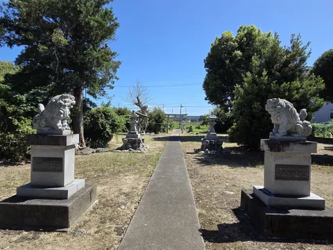 狛犬と参道。