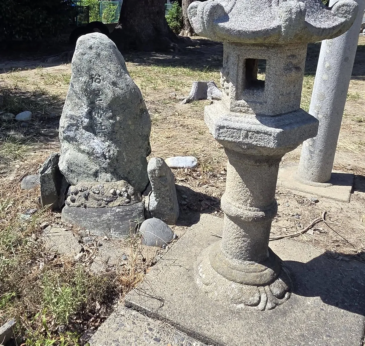 石灯籠と石碑。