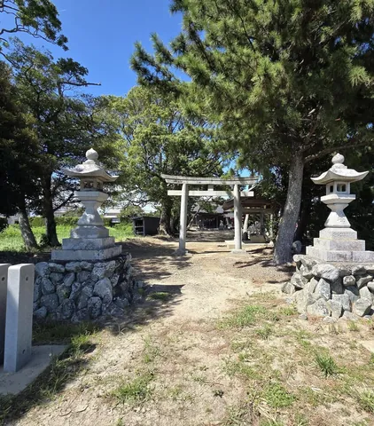 境内入口の鳥居。