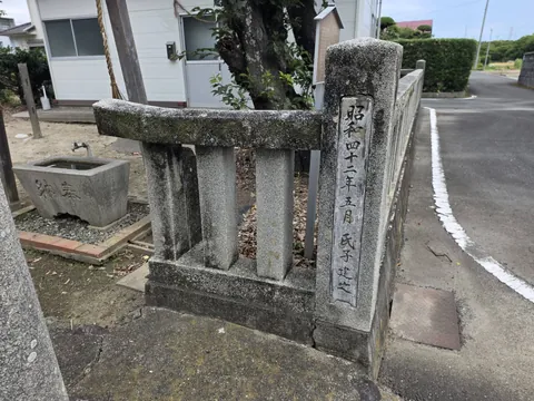 境内入口付近の石造物と奉納銘。