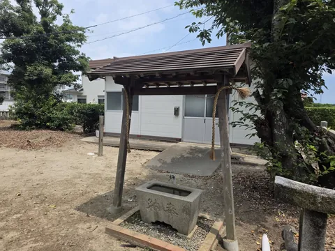 境内の手水舎と手水鉢。