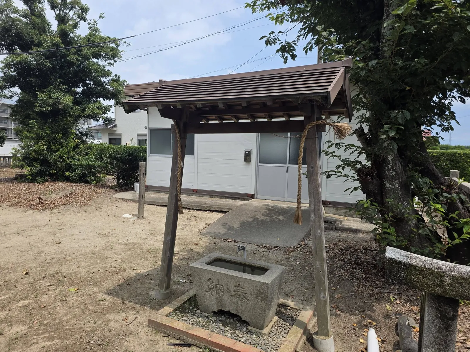 境内の手水舎と手水鉢。