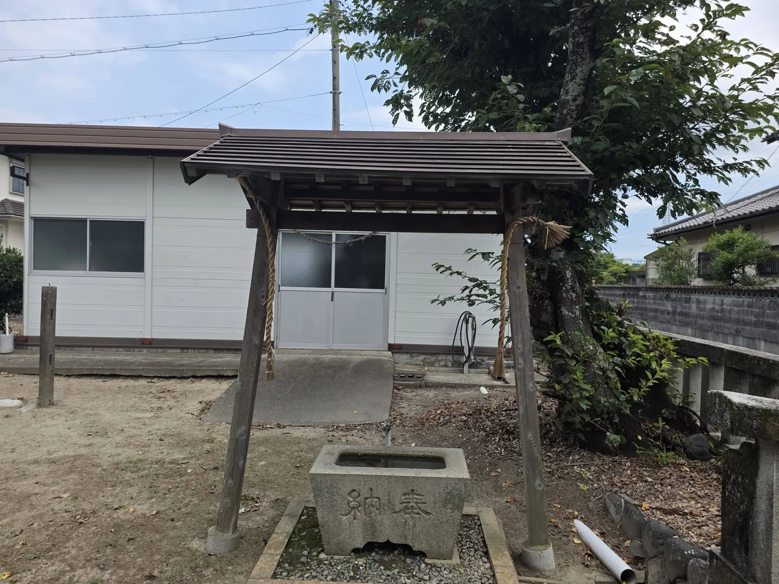 正面から見た境内の手水舎。