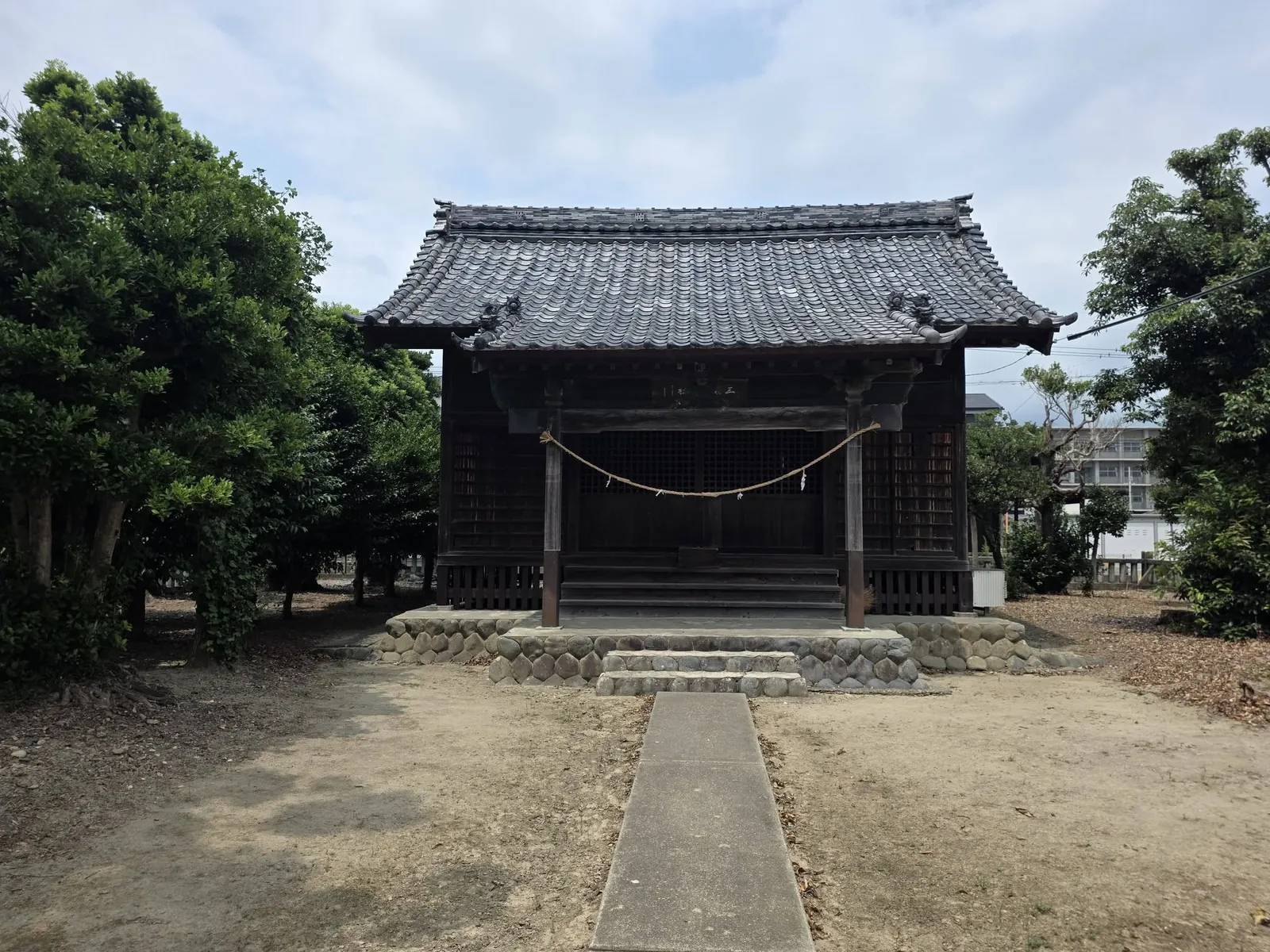 三柱神社の社殿正面。