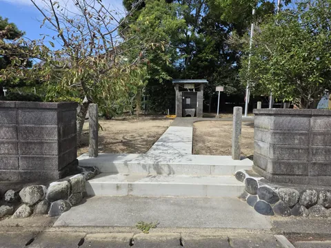 道路側の入口から石段と境内の鳥居を望む。