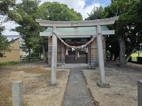 三嶋神社：石造鳥居の正面から三嶋神社の社殿を望む。