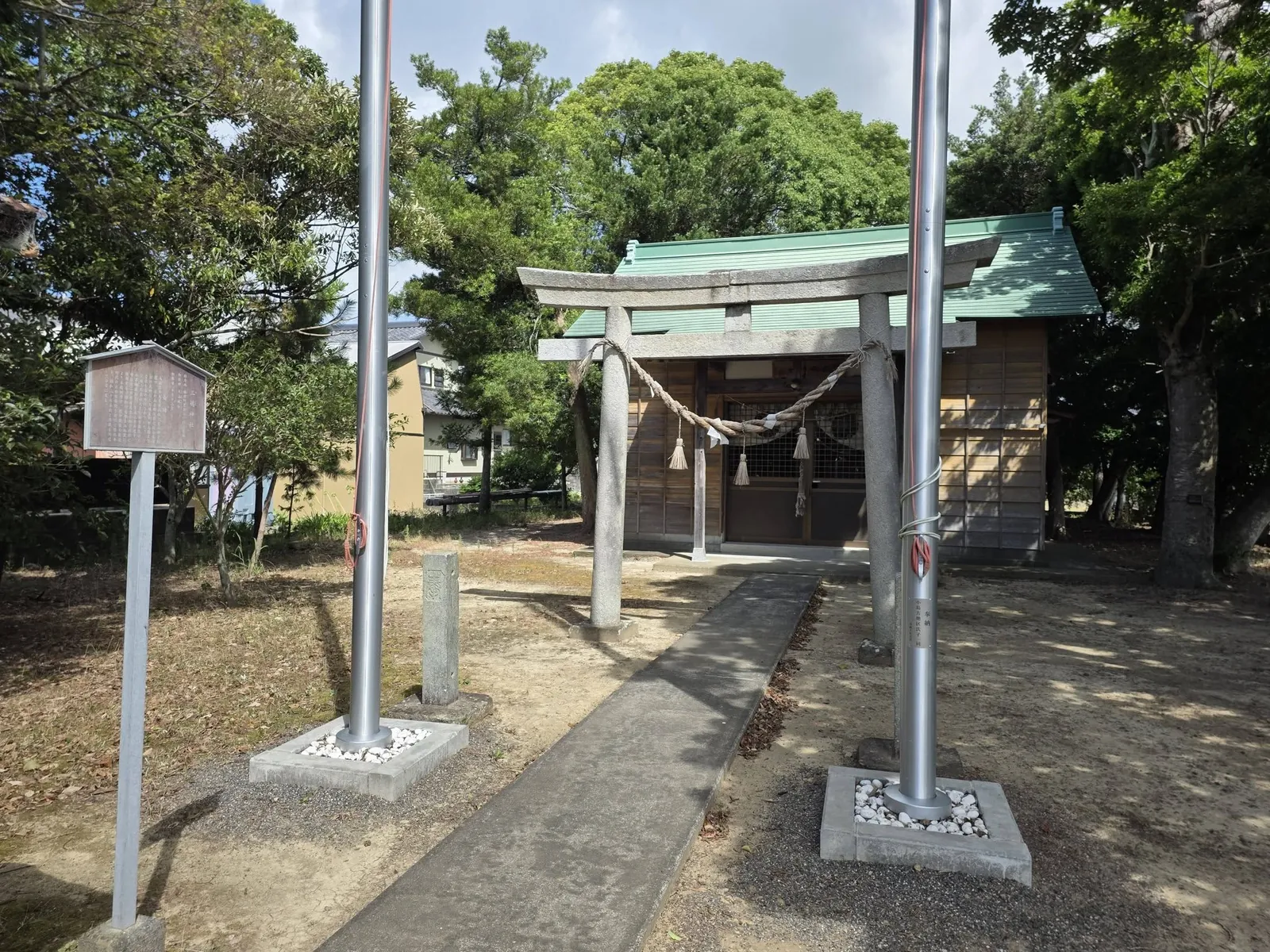 参道と石造鳥居、その先に建つ社殿。