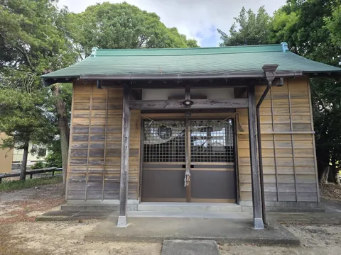 正面から見た三嶋神社の社殿。