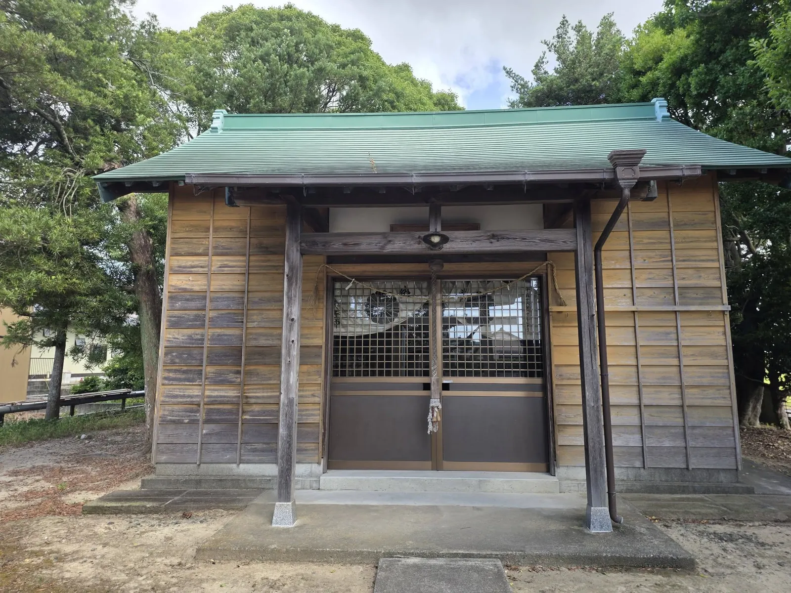 正面から見た三嶋神社の社殿。