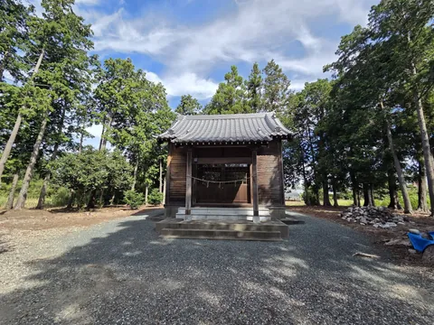 社殿正面の全景。瓦葺きの屋根と板張りの壁、しめ縄を張った入口が見える。