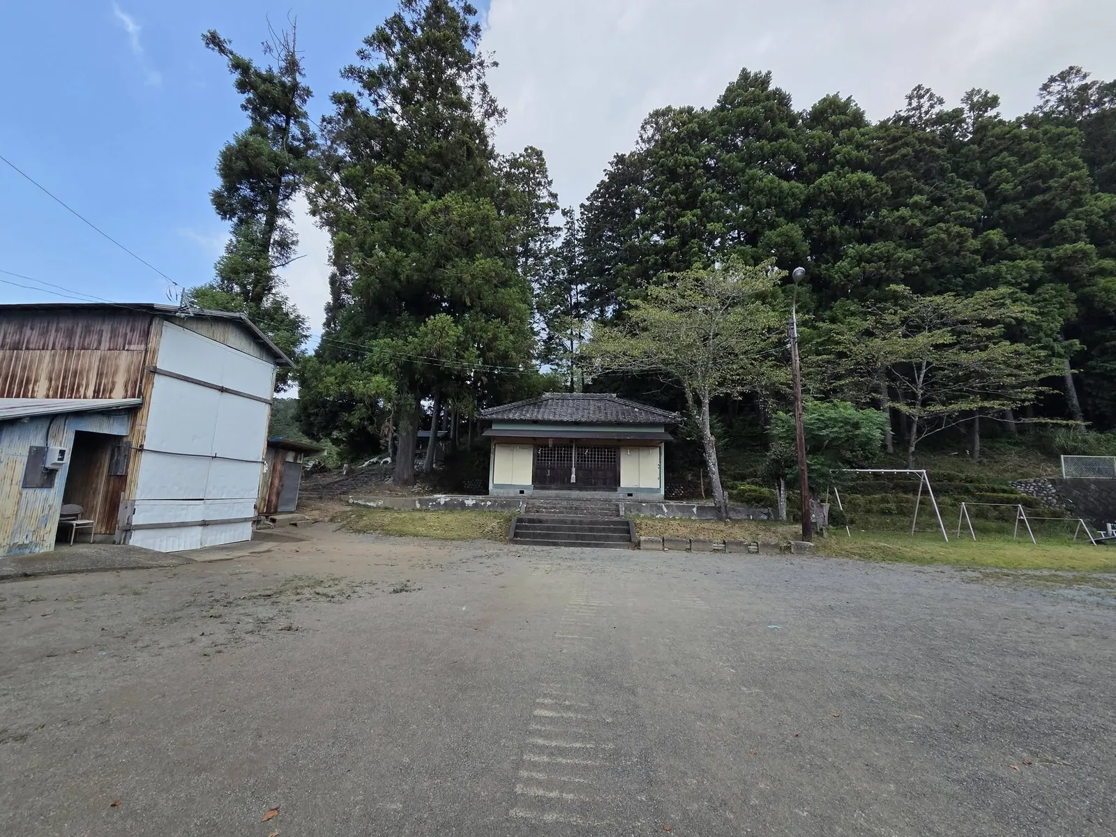 田園の中から野部神社へ続く参道。